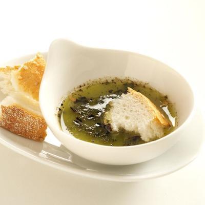 basilicum, rozemarijn en knoflook dip en saus