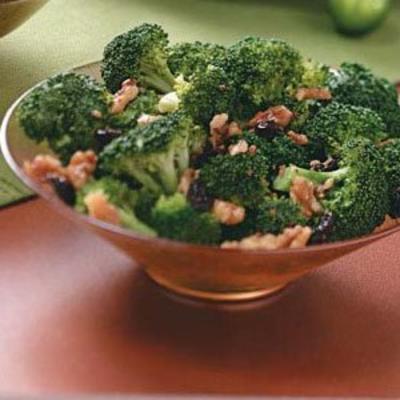broccoli met walnoten, knoflook en kersen