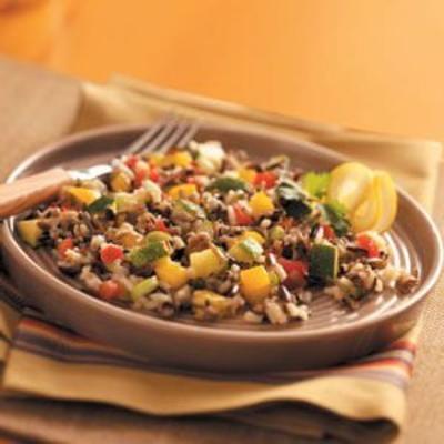 twee-rijstsalade met rode en gele paprika's