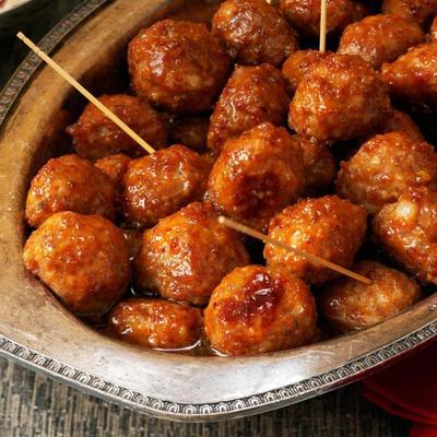 bruingarnietsgehakte vleesballetjes van andouille-garnalen