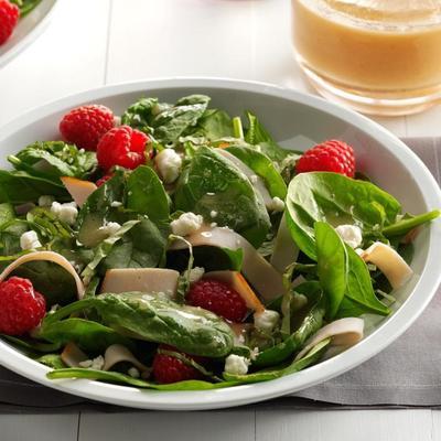 bes-spinazie salade met warme peper dressing