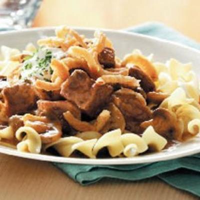 knapperige ui slowcooker beef stroganoff