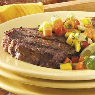 gegrilde steaks met papaya-wortelsalsa