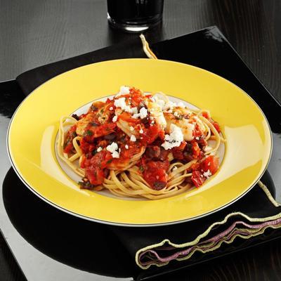 Garlicky garnalen met feta, tomaat en olijfolie over linguine