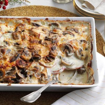 paddenstoel en gegratineerde aardappelen met rozemarijn en gruyere