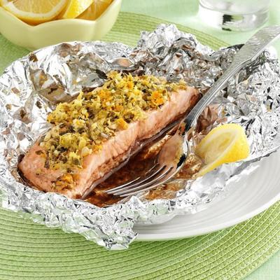 gegrilde zalm in foliepakketten