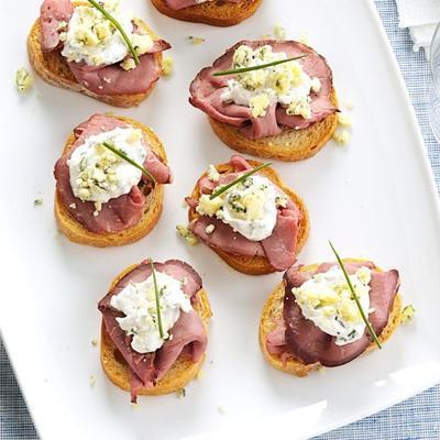 rundvlees en blauwe crostini met mierikswortelroomsaus