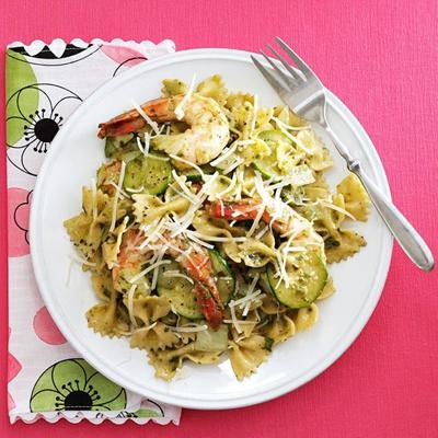 gouden courgette pesto met garnalen en farfalle