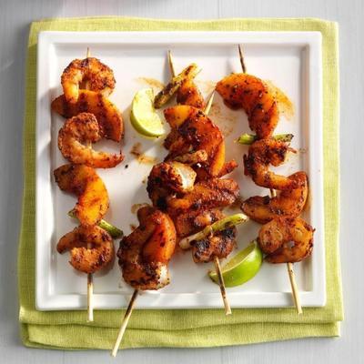 gegrilde garnalen en perzik kabobs