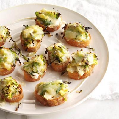 geroosterde spruitjes en 3-kaas crostini