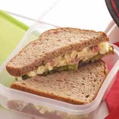 eiersaladesandwiches met geroosterde Spaanse pepers