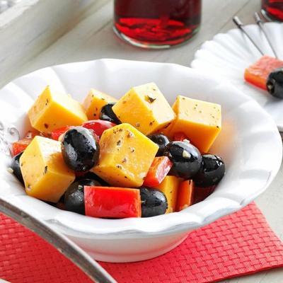 gemarineerde kaas met paprika en olijven