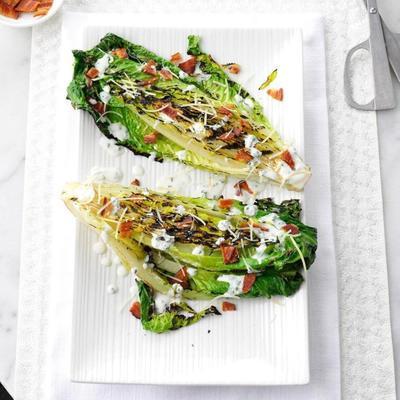 gegrilde romaine met spek en karnemelk dressing