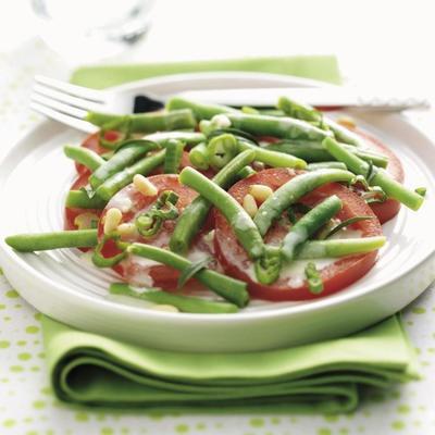 salade van tomaten, bonenkruid en frans