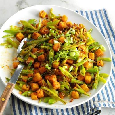 krokante tofu met peultjes en zwarte pepersaus