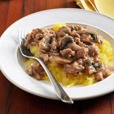 gemalen kalkoen stroganoff over spaghetti squash