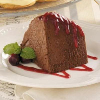 chocoladetaart met cranberry-coulis