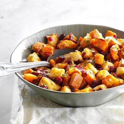 geroosterde butternut squashpanzanella met warme esdoorn-mierikswortelvinaigrette