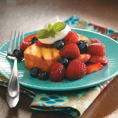 gegrild pond cake met verse bessen saus