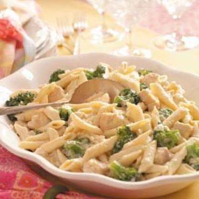 penne pasta, kip en broccoli met gorgonzola saus