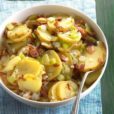 Duitse aardappelsalade met aardappelen