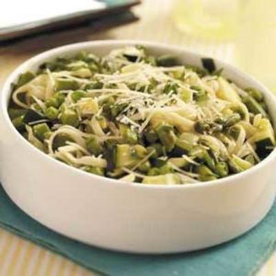 fettuccine met groene groenten en kruiden