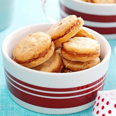kokosnoot pecan zandkoekjes met karamelvulling