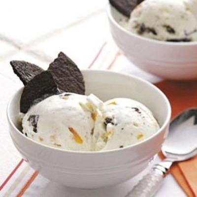 oranje ijscoupes met chocolade engelstof