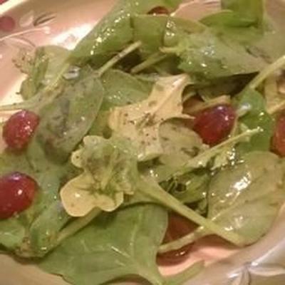 rucola en romaine salade met rode druiven