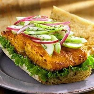 gegrilde zalm sandwich met groene appel slaw