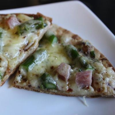 pizza met ham, asperges en ricotta