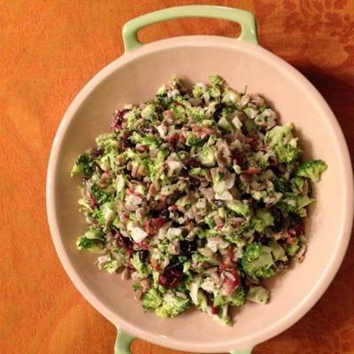 bacon broccoli salade met rozijnen en zonnebloempitten