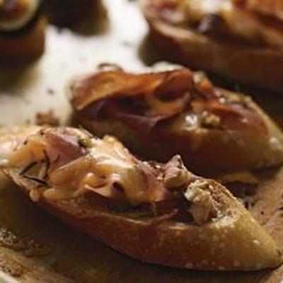 fig-proscuitto crostini