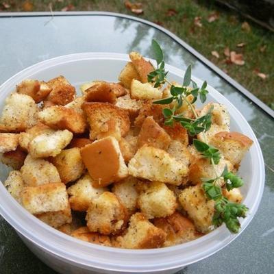 oude hamburger broodje croutons