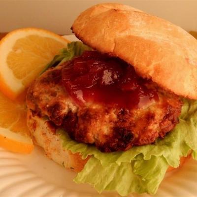 Kosher broiled hamburgers met cranberrysaus