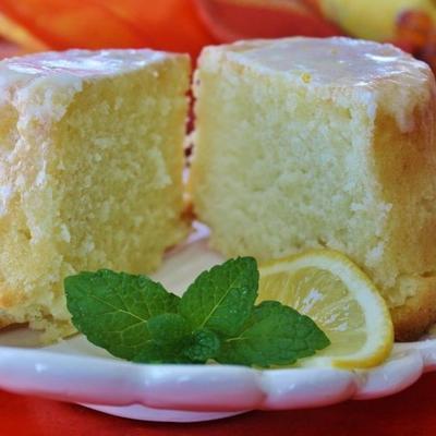 citroen-karnemelk pond cake met tante evelyns citroen glazuur