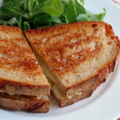 gegrilde brie en perensandwich