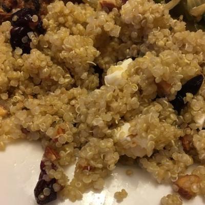 quinoa met feta, walnoten en gedroogde veenbessen