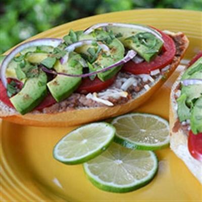 molletes met gedeconstrueerde guacamole