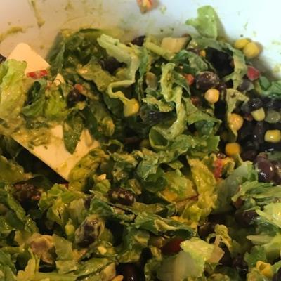 zwarte bonensalade met avocado-kalkdressing