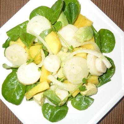 tropische harten van palmsalade met mango en avocado