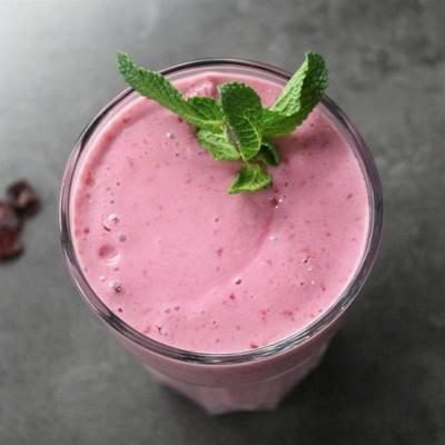 smoothie van gemengd fruit met goji-bessen