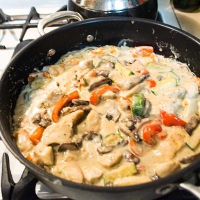 makkelijke kip met champignons en courgette in roomsaus