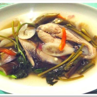 sinigang na bangus (filipijnse melkvis in tamarinde bouillon)