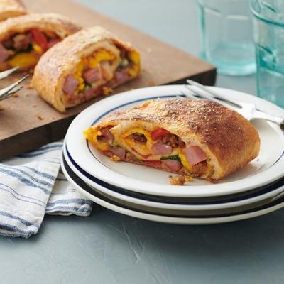 ham en worst ontbijt Stromboli met geroosterde paprika en spinazie