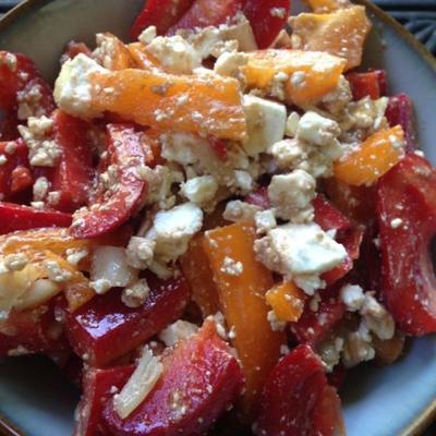 eenvoudige rode paprika en feta-salade