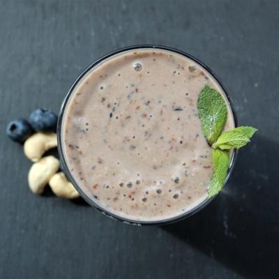 dromerige cashewnotenboter smoothie met banaan, bessen, dadels en vlas