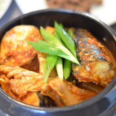 godeungeo jorim (koreaanse gestoofde makreel met radijs)