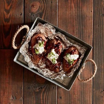 gegrilde zoete aardappelen met bbq gebakken bonen en koriander crème