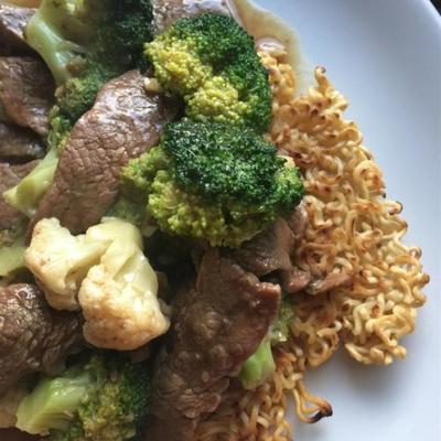 geroerbakte biefstuk en broccoli met knapperige ramennoedeltaart